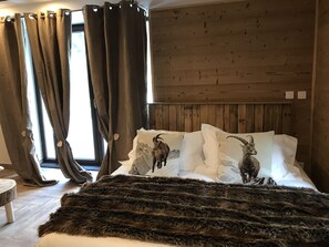 ห้องซูพีเรีย, เตียงควีนไซส์ 1 เตียง, ระเบียง (Sabots St. Bernard) | เครื่องนอนระดับพรีเมียม, ห้องพักตกแต่งอย่างมีเอกลักษณ์