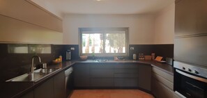 Exclusieve villa | Privékeuken | Een koelkast/vriezer, een magnetron, een oven, een kookplaat