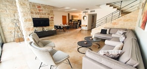 Exclusieve villa | Woonkamer | Een flatscreentelevisie, Netflix en streamingdiensten