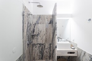 Douche, sèche-cheveux, serviettes fournies, shampoing