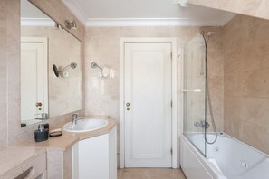 Bathtub, hair dryer, towels - FLH Chic Chiado Exotic Spacious Residence (Lisboa ciudad)