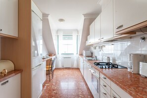 Réfrigérateur, micro-ondes, four, lave-vaisselle