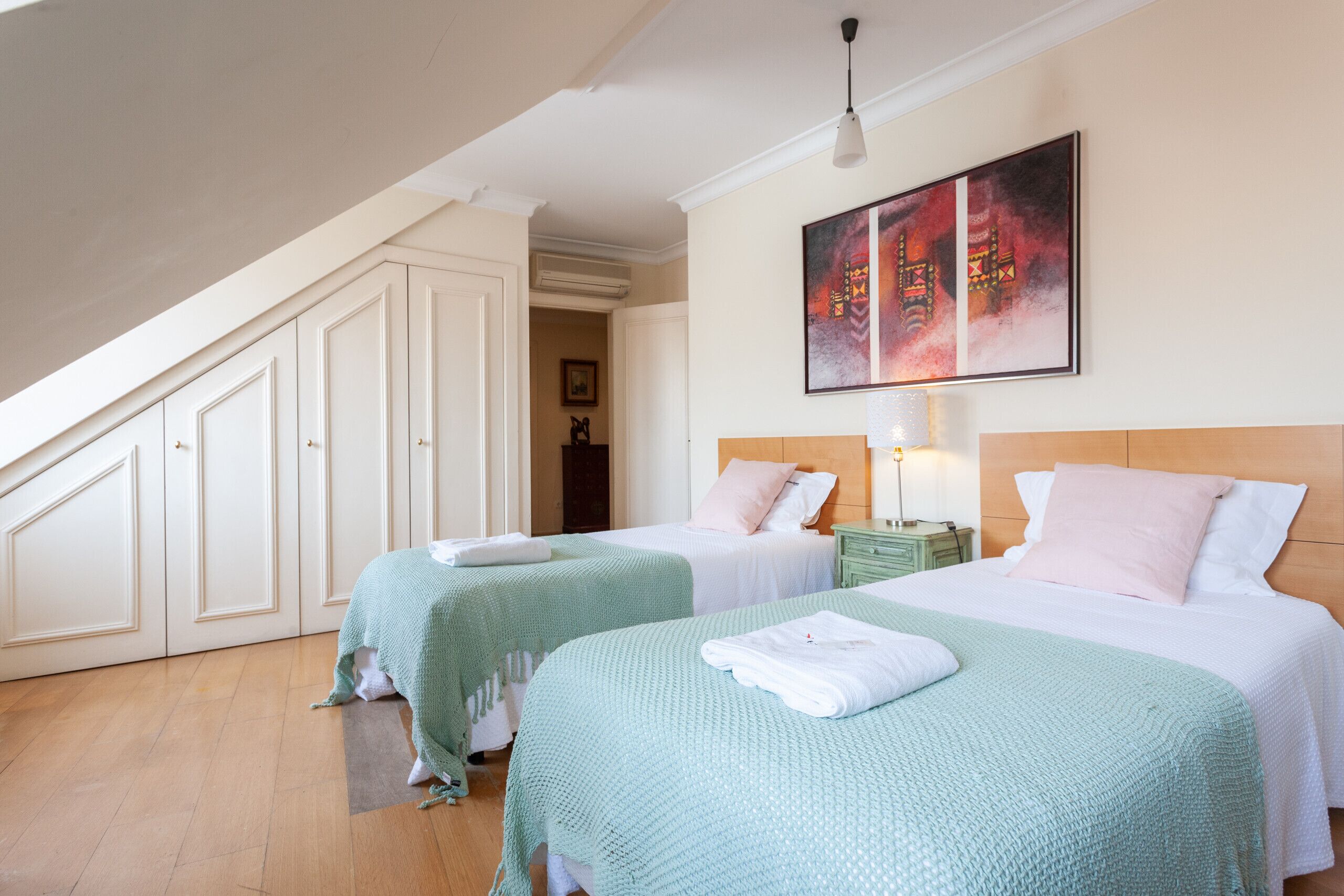 2 bedrooms, iron/ironing board, free WiFi, bed sheets