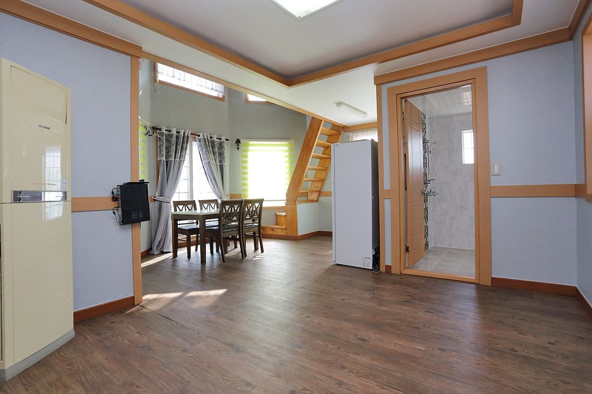 Duplex (Rosanna) | Living area | TV