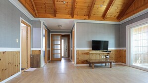 Family Room (Princess) | Living area | TV - Batnaru Caravan (Taean)