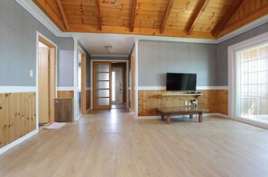 Family Room (Princess) | Living area - Batnaru Caravan (Taean)