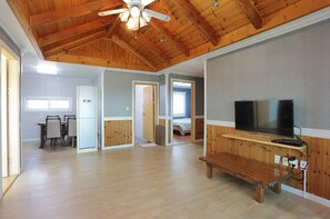 Family Room (Princess) | Living area | TV - Batnaru Caravan (Taean)