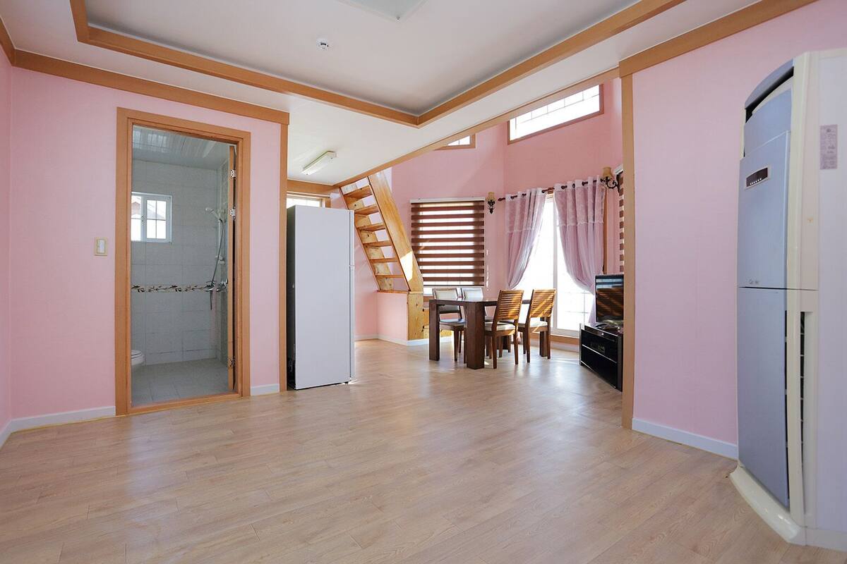 Duplex (Vivian) | Living area | TV