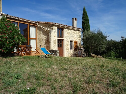 Viehättävä lomamökki puutarhalla Etelä-Ranskassa