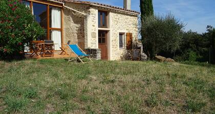 Viehättävä lomamökki puutarhalla Etelä-Ranskassa