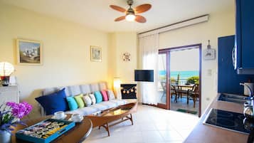 Apartamento básico, 2 quartos, vista para a praia | Cozinha privada | Geladeira, fogão, cooktop, cafeteira/chaleira