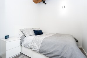 2 chambres, fer et planche à repasser, lit de bébé portatif