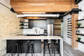 Réfrigérateur, four à micro-ondes, un four, surface de cuisson