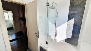 City appartement | Badkamer | Gratis toiletartikelen, een haardroger, handdoeken, zeep