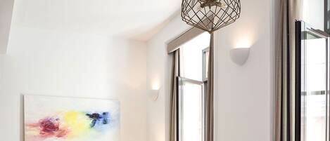 Suite Studio Design, balcon | Literie de qualité supérieure, coffres-forts dans les chambres, bureau