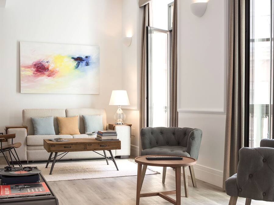 Suite estudio de diseño, balcón | Ropa de cama de alta calidad, caja fuerte, escritorio y cortinas opacas