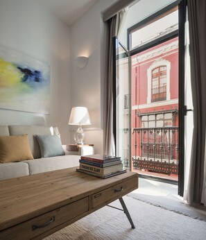 Suíte estúdio design, sacada | Roupas de cama premium, cofres nos quartos, escrivaninha