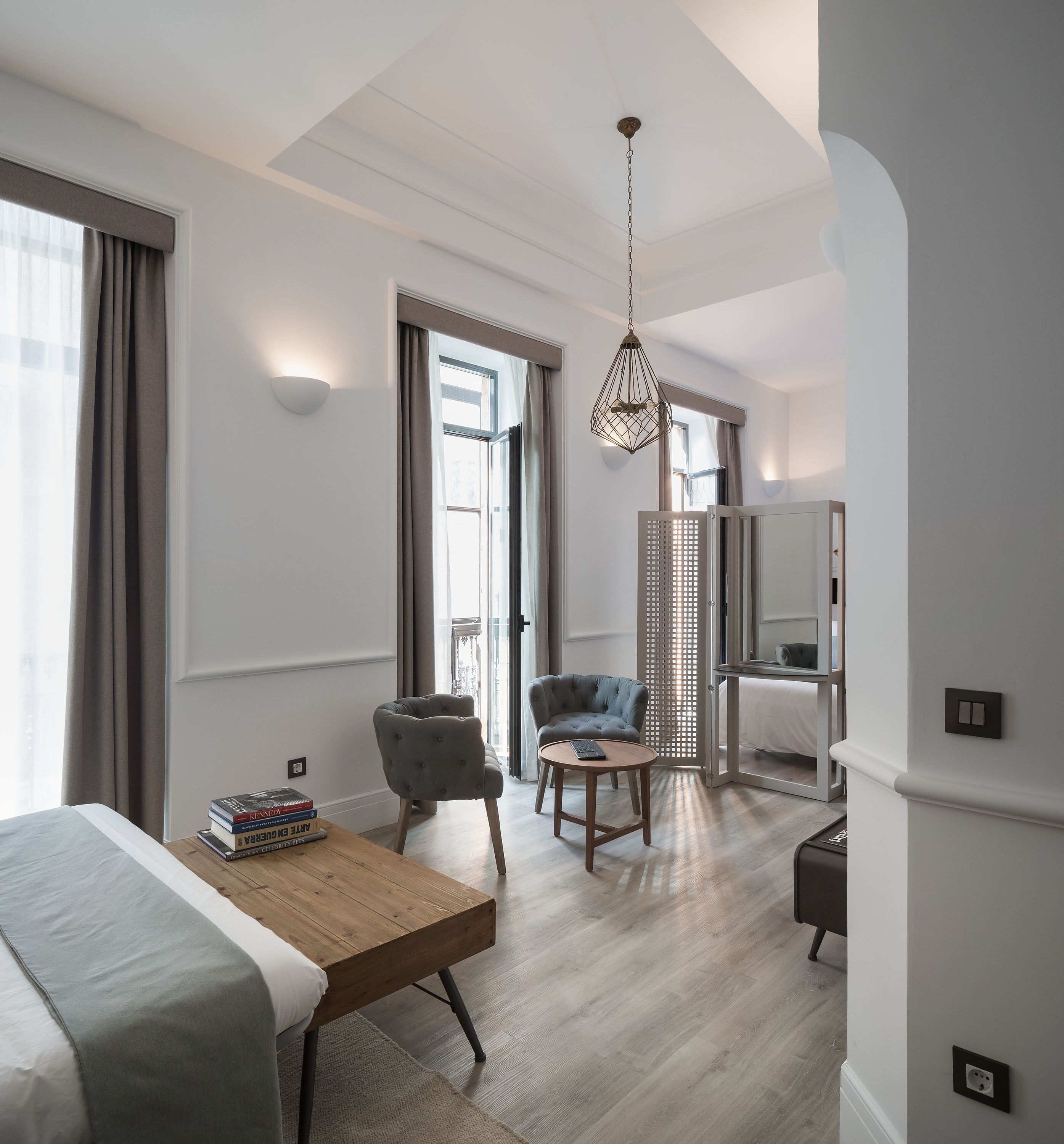 设计开间套房, 阳台 | 高档床上用品、客房内保险箱、办公桌、遮光窗帘