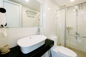 Dusche, Haartrockner, Hausschuhe, Handtücher