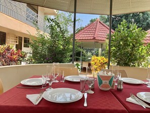 Frühstück, Mittagessen, Abendessen, lokale und internationale Küche