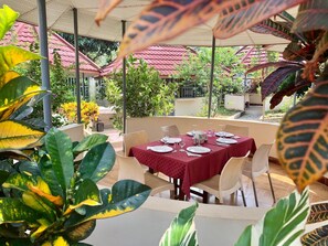 Frühstück, Mittagessen, Abendessen, lokale und internationale Küche