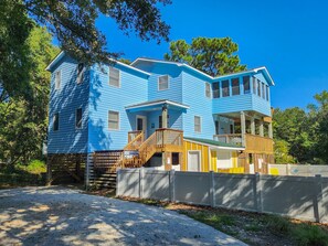 Exterior - Jus Beachy ⛱️ 4 BR/3BA vacation home with Private Pool w/Tiki Bar & Hot Tub⛱️ (Southern Shores)