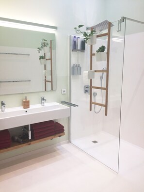 Deluxe Apartment | Bathroom | Shower, rainfall showerhead, hair dryer, heated floors - Oppenheim Lofts (Oppenheim)