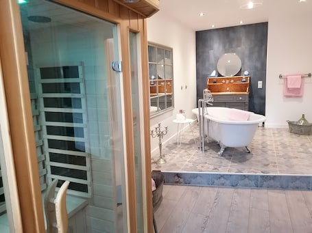 城市顶层房 | 浴室 | 淋浴设施、免费洗浴用品、吹风机、浴袍. B&B 43 3