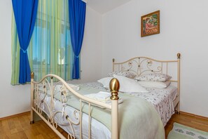 Appartement, 2 chambres, vue mer | 2 chambres, bureau, Wi-Fi gratuit, draps fournis