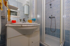 Appartement, 2 chambres, vue mer | Salle de bain | Douche, sèche-cheveux, serviettes fournies, papier toilette