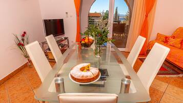 Appartement, 2 chambres, vue mer | Restauration dans la chambre