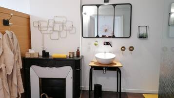 Een douche, badjassen, handdoeken, toiletpapier