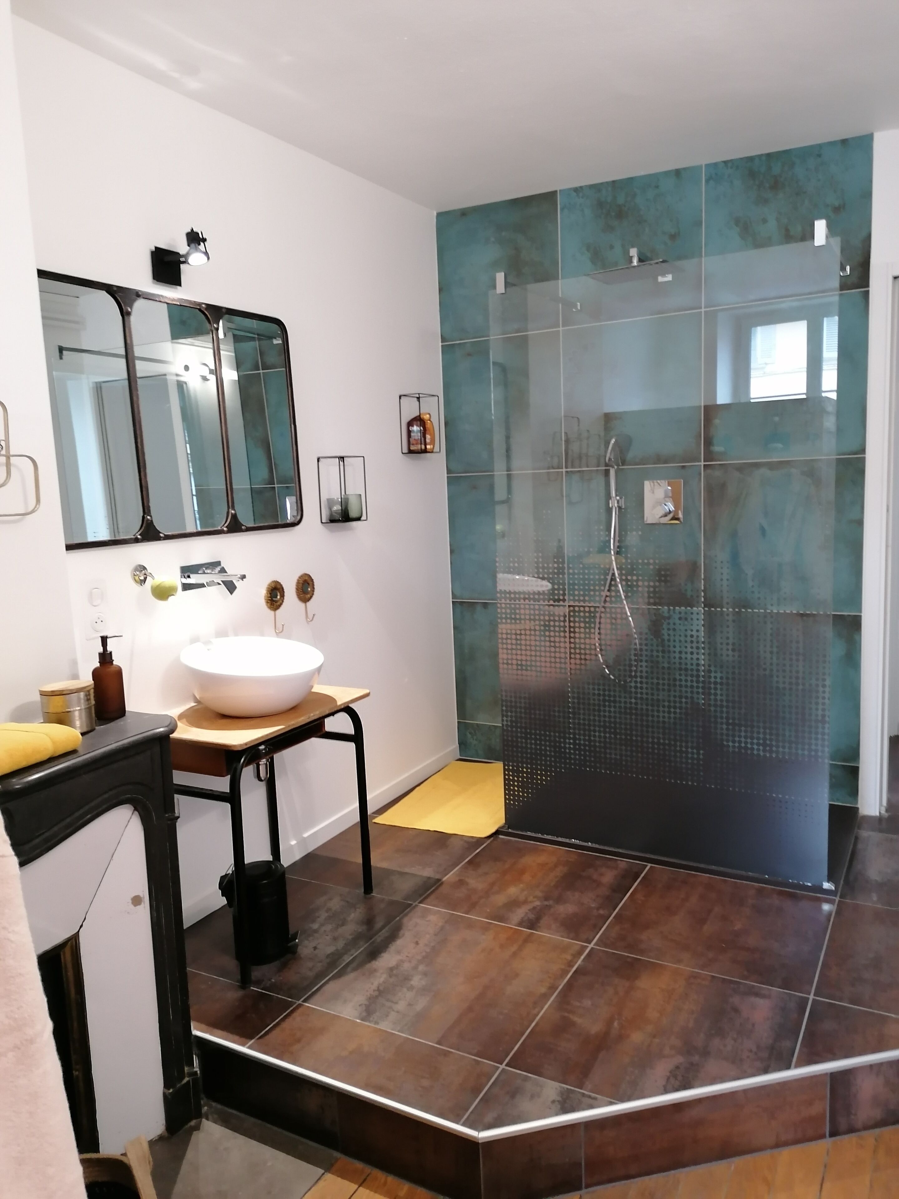 Deluxe tweepersoonskamer | Badkamer | Een douche, badjassen, handdoeken, toiletpapier