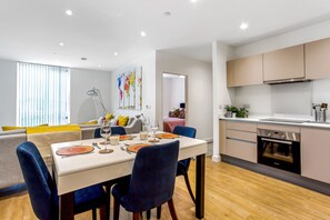 Appartement Deluxe, 1 chambre, accessible aux personnes à mobilité réduite, vue sur la ville | Repas dans la chambre