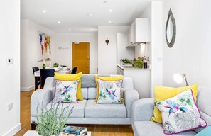 奢华公寓, 2 间卧室, 无障碍, 城市景观 | 客厅 | 40-英寸智能电视（配备数码频道）、电视、Netflix