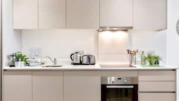 Căn hộ Deluxe, 1 phòng ngủ, phù hợp cho người khuyết tật, quang cảnh thành phố | Bếp riêng | Tủ lạnh, lò vi sóng, lò nướng, máy rửa bát