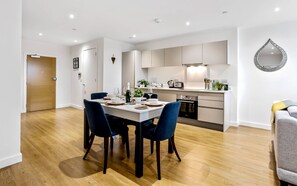 Appartement luxueux, 2 chambres, accessible aux personnes à mobilité réduite, vue sur la ville | Cuisine privée | Réfrigérateur, four à micro-ondes, un four, lave-vaisselle