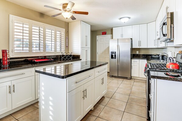 Fridge, microwave, stovetop, dishwasher