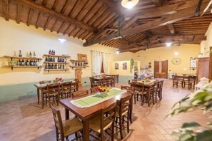 Dining - Podere San Giorgio farmhouse with swimming pool (5 apartments) (Radicofani, Italia)
