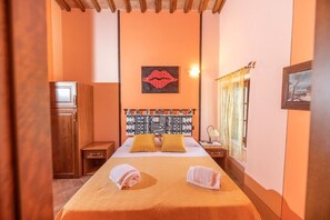 15 bedrooms, WiFi - Podere San Giorgio farmhouse with swimming pool (5 apartments) (Radicofani, Italia)