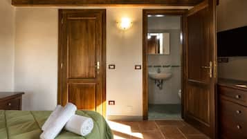 17 bedrooms, iron/ironing board, WiFi, bed sheets