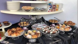 Una mesa de buffet con diversos pasteles y postres.