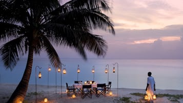 Phục vụ bữa sáng, bữa trưa, bữa tối, món địa phương và quốc tế
