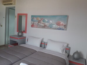 Studio Panoramic - havsutsikt | Värdeförvaringsskåp på rummet och arbetsyta för laptop