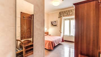 Doppia Standard | Biancheria da letto di alta qualità, cassaforte in camera, una scrivania