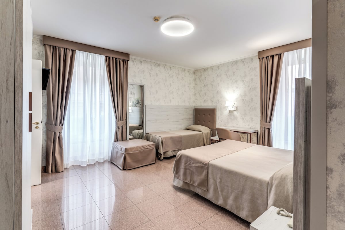 Superior-Dreibettzimmer | Hochwertige Bettwaren, Zimmersafe, Schreibtisch, schallisolierte Zimmer