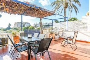 Outdoor dining - Ground floor facing the sea, in complex with pool and common areas (Catalunya)