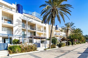 Exterior - Ground floor facing the sea, in complex with pool and common areas (Catalunya)