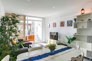 TV - Ground floor facing the sea, in complex with pool and common areas (Catalunya)