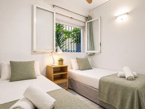 Room - Ground floor facing the sea, in complex with pool and common areas (Catalunya)